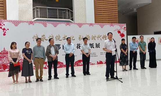 我院在咸宁市博物馆举办鄂南雕花剪纸展